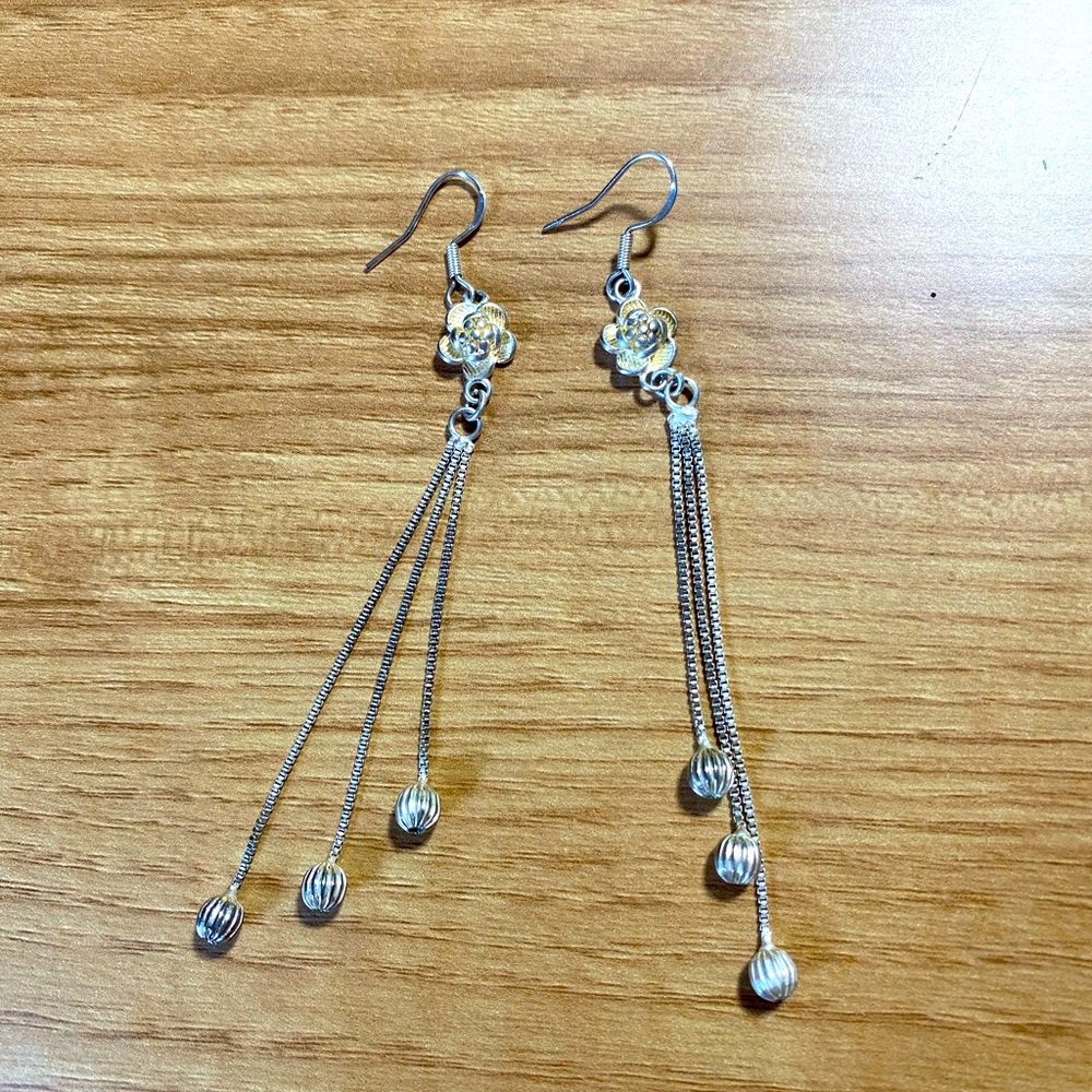 Beautiful Flower Earring - Picture 2 of 3